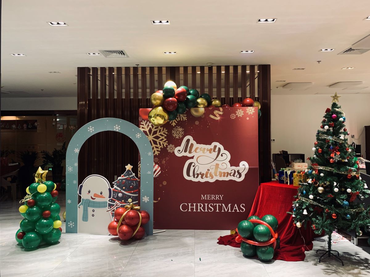 Spreading Christmas Joy with QYT Two-Way Radios: Your Ultimate Holiday Communication Companion